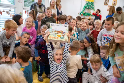 FOTO: Avto Center Ravne ob Tednu otroka razveselil otroke Vrtca Ravne z donacijo igrač