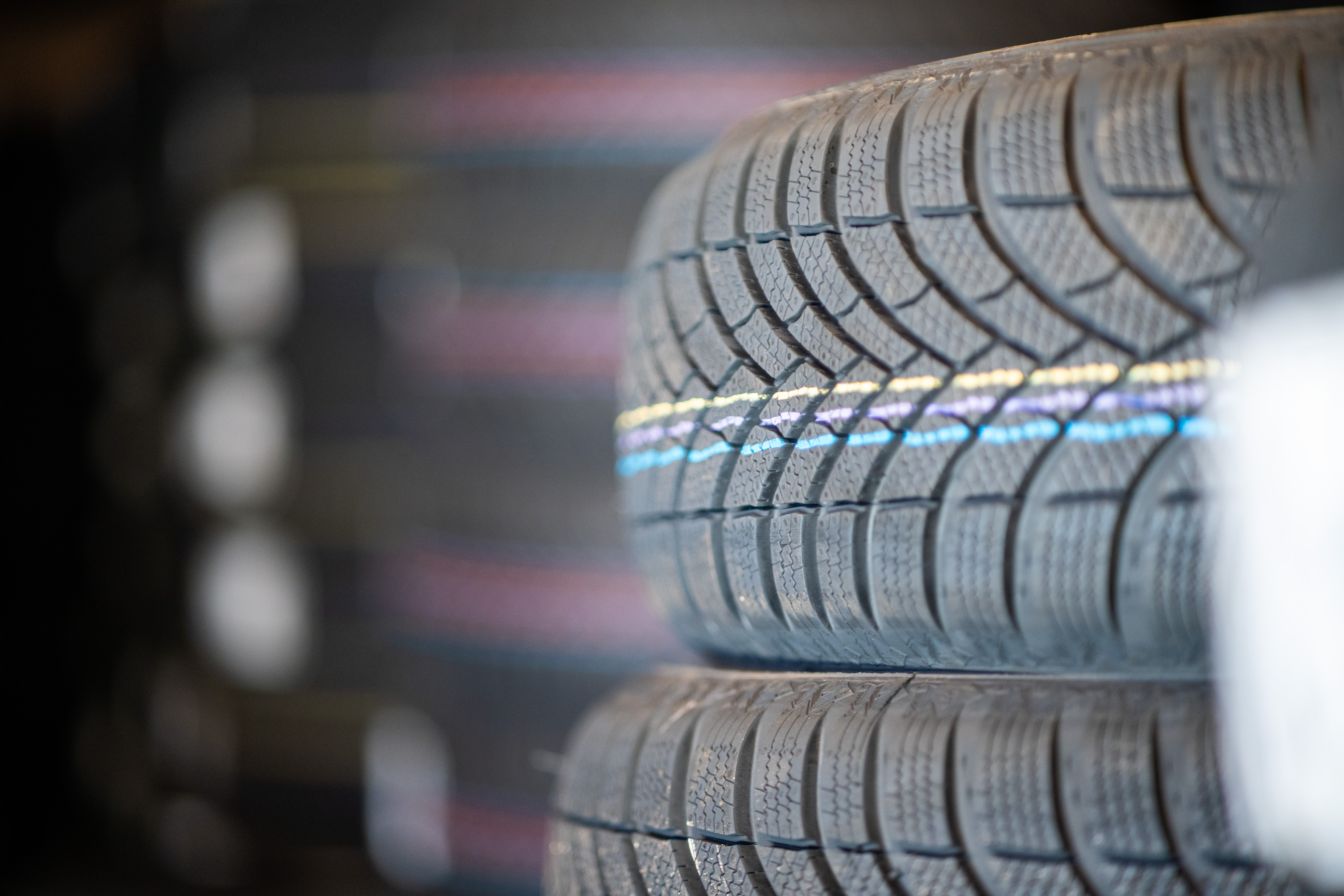 Od danes na motornih vozilih obvezna zimska oprema