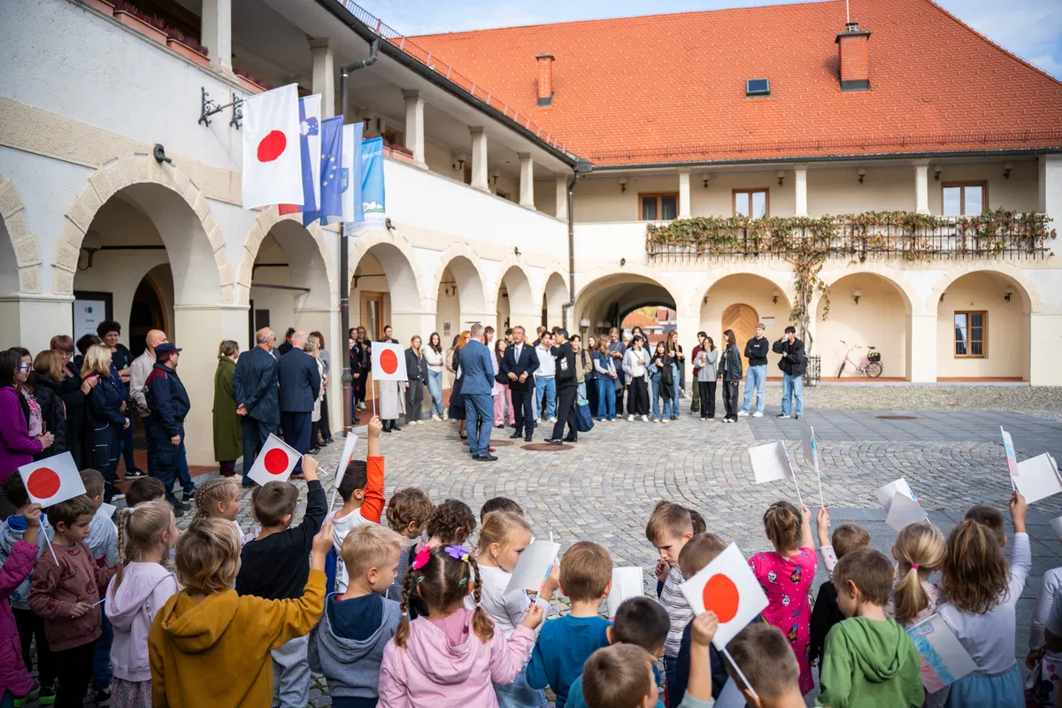 FOTO: V Slovenj Gradec prispeli dijaki iz Japonske v spremstvu župana mesta Myoko