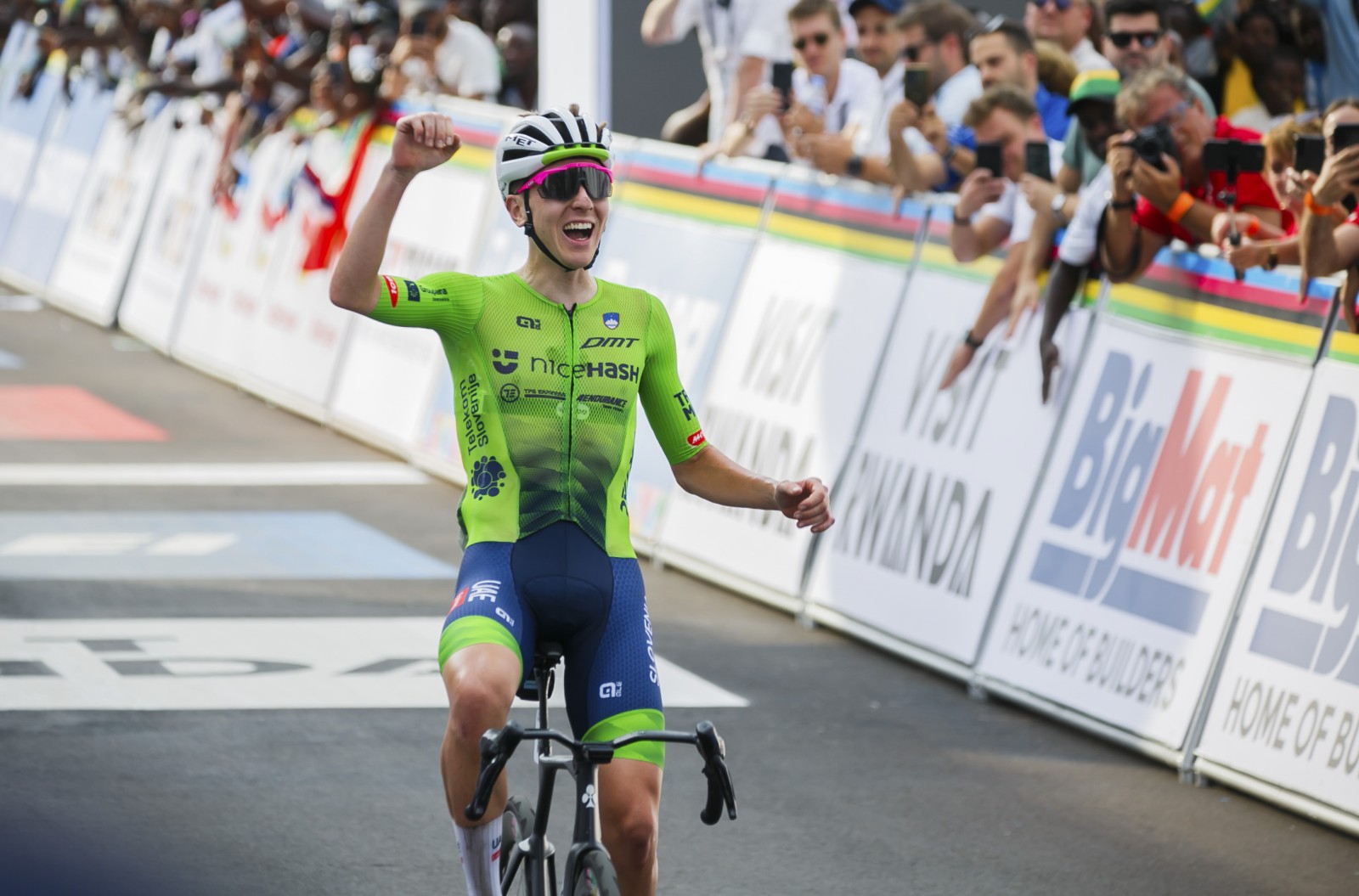 Pogačar glavni kandidat za obe prestižni kolesarski nagradi