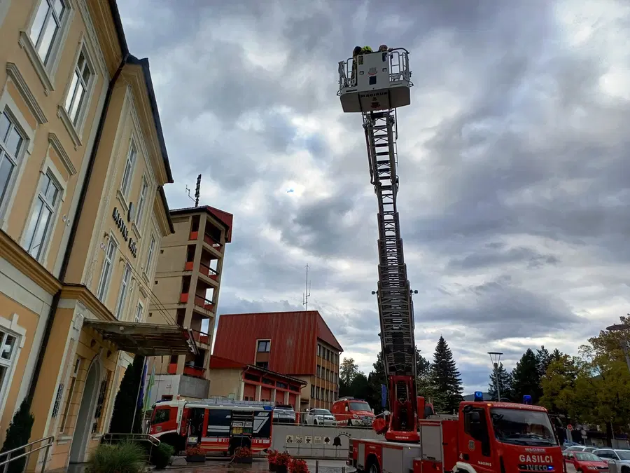 Ob začetku meseca požarne varnosti na Občini Ravne na Koroškem izvedli gasilsko vajo