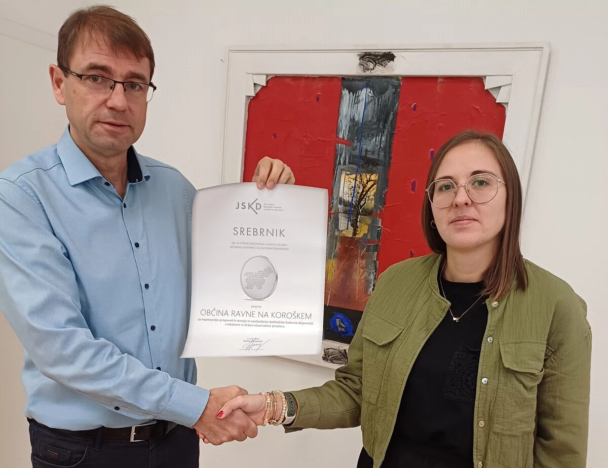 Občina Ravne prejela listino Srebrnik JSKD ob 25-letnici delovanja