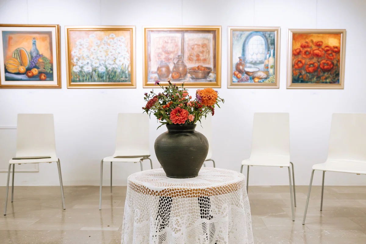 Skozi čas so se sprehodili likovniki Društva upokojencev v razstavišču Koroške osrednje knjižnice