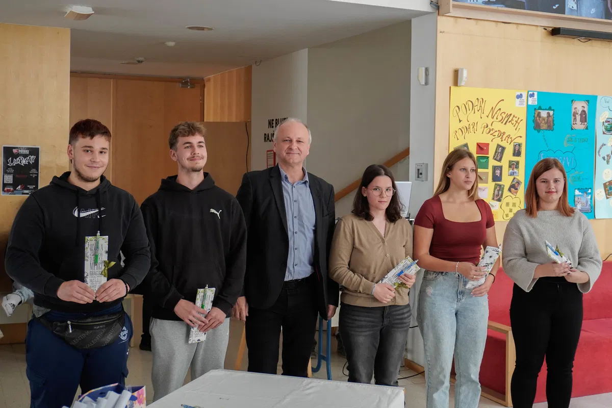 Podari nasmeh, podari pozdrav – projekt, ki gradi mostove med ljudmi še kako aktualen tudi na ŠC Ravne