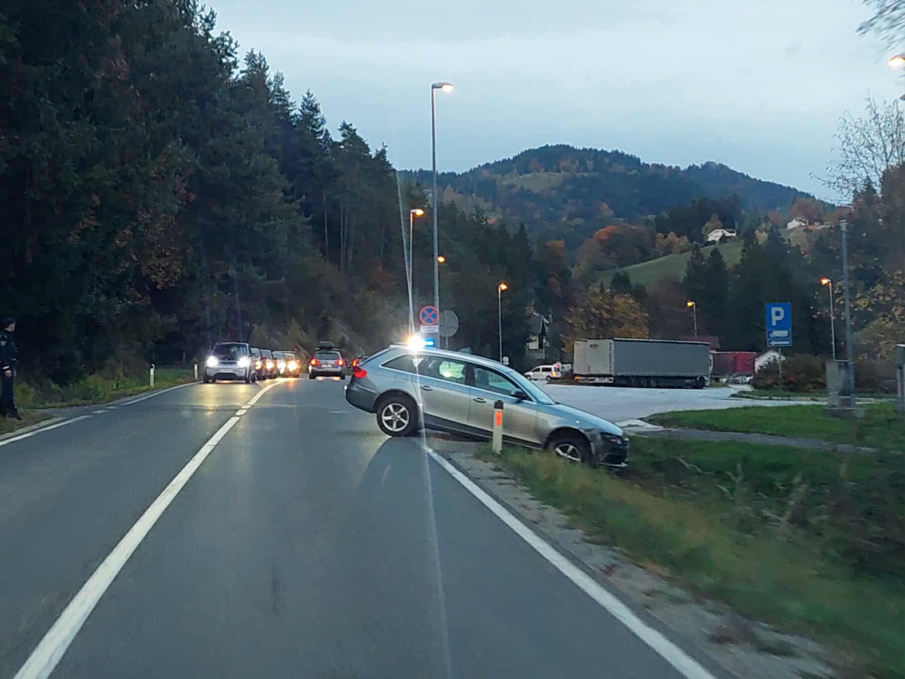 Previdno: Prišlo je do prometne nesreče pod Mislinjskim klancem