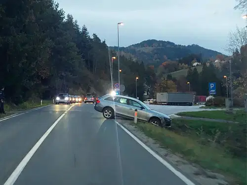 Previdno: Prišlo je do prometne nesreče pod Mislinjskim klancem