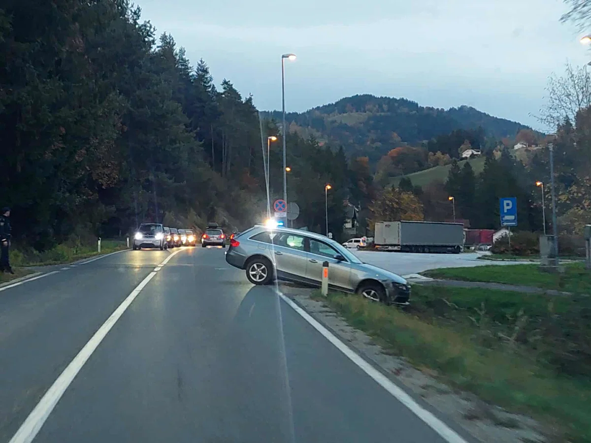 Previdno: Prišlo je do prometne nesreče pod Mislinjskim klancem