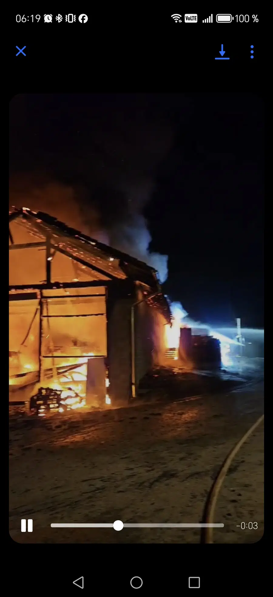 Gasilci se borijo z ognjem na Legnu, zagorelo skladišče žage Mulec