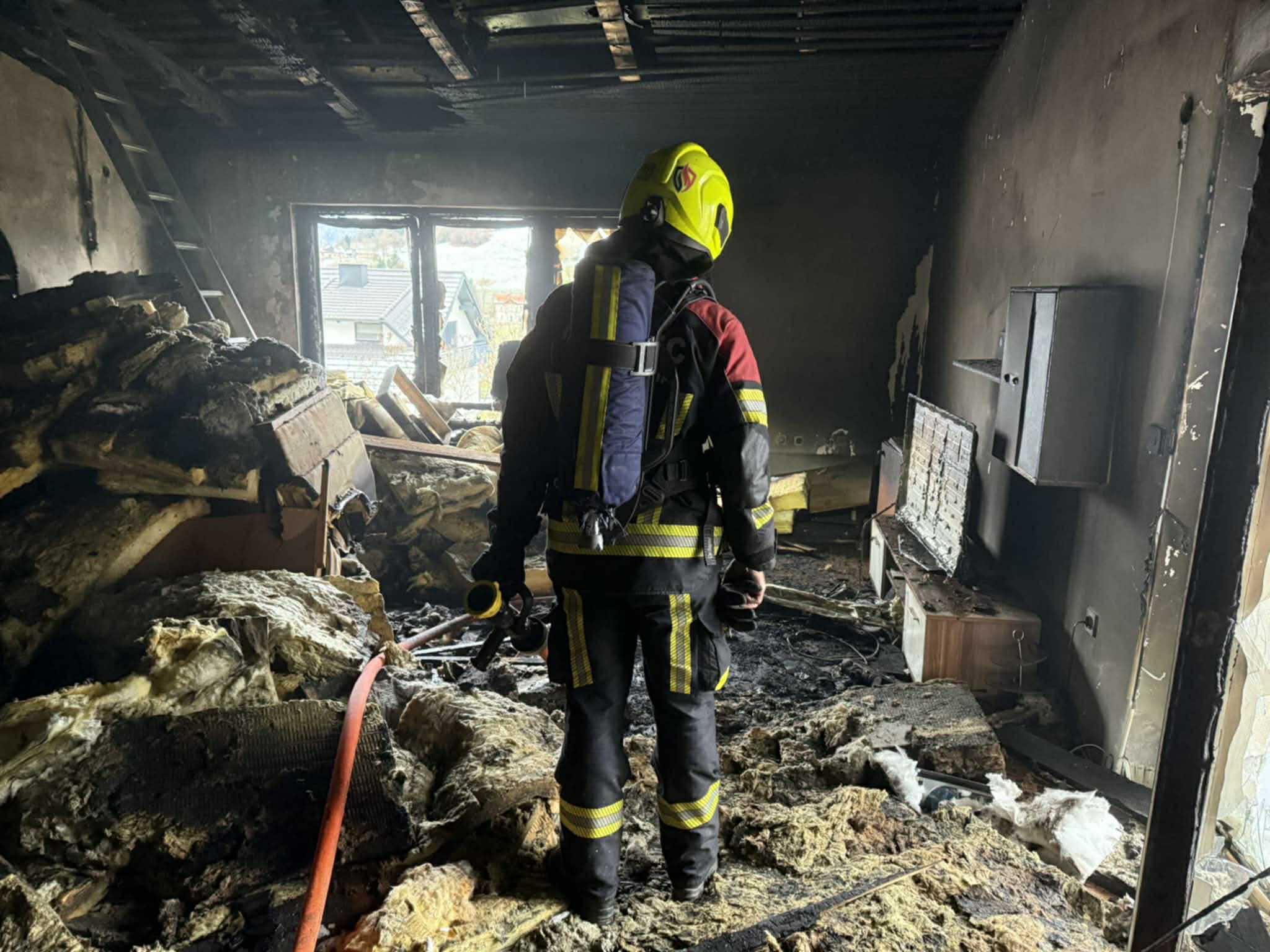 FOTO: Požar v Mislinji  uničil notranjost hiše