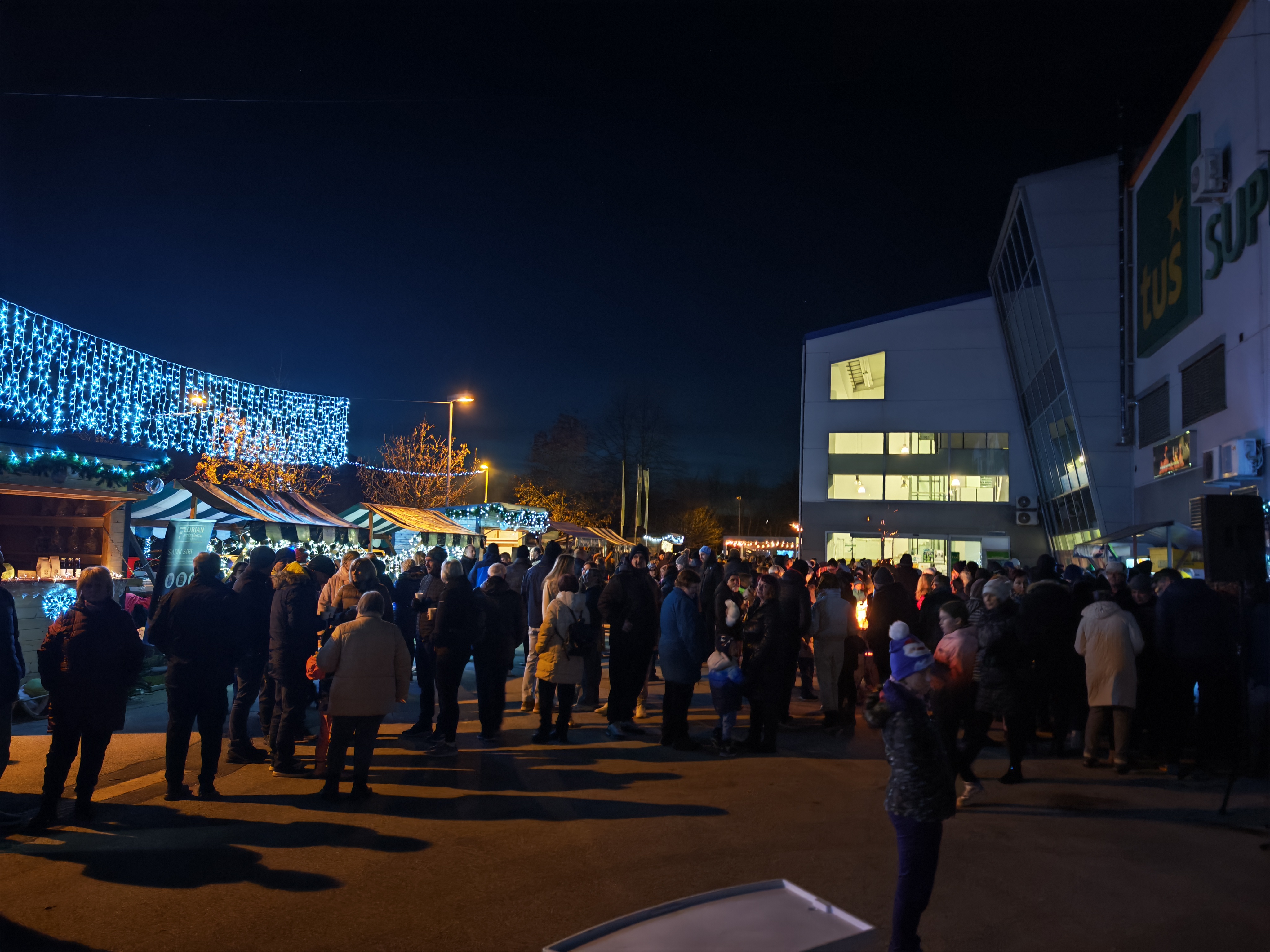 FOTO: Mislinja s prižigom lučk vstopila v praznični čas leta