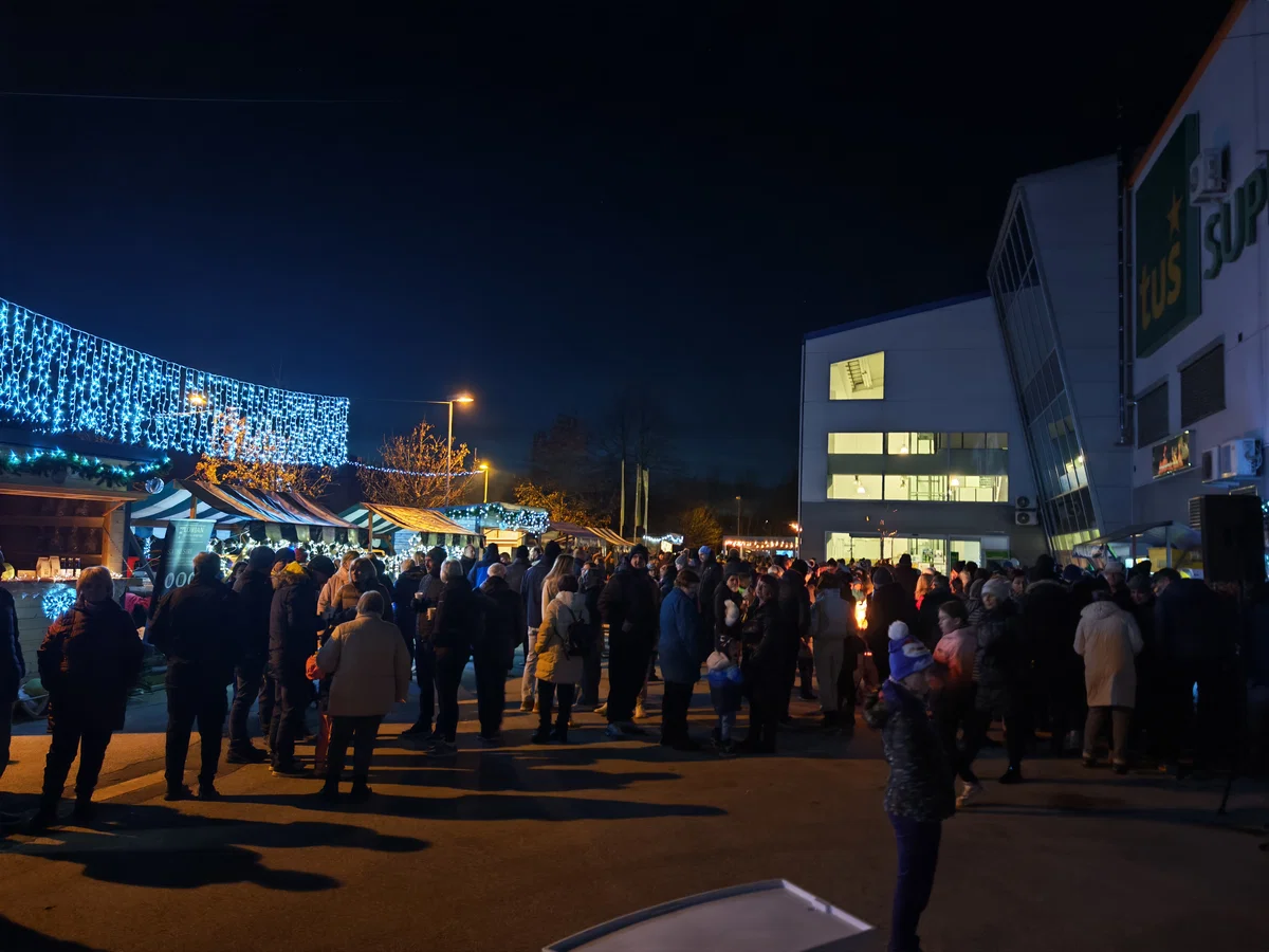FOTO: Mislinja s prižigom lučk vstopila v praznični čas leta