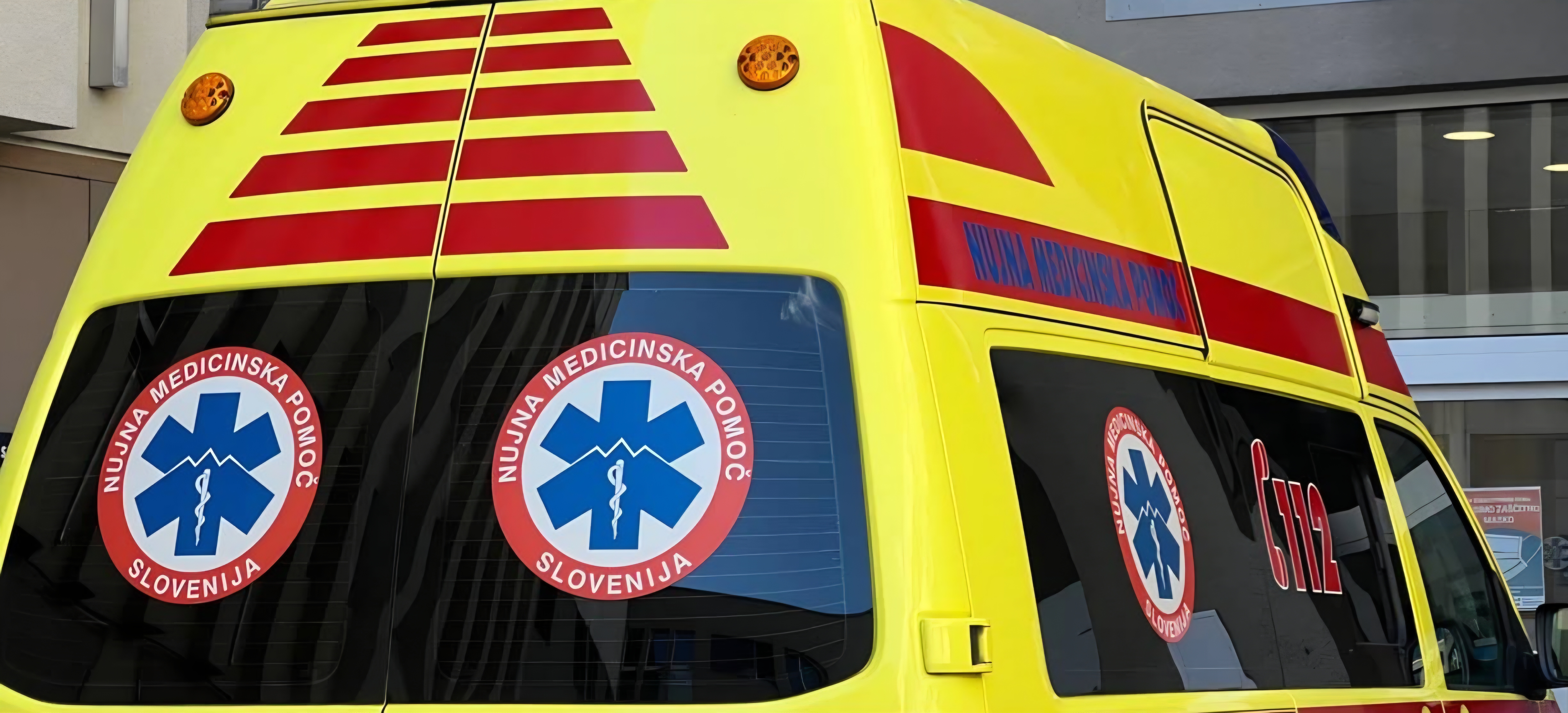 V nesreči umrl sopotnik v reševalnem vozilu