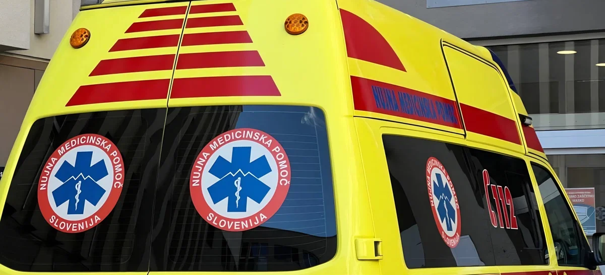 V nesreči umrl sopotnik v reševalnem vozilu
