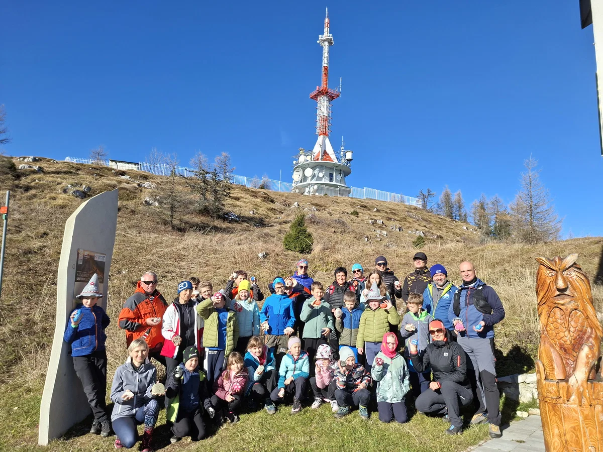 V okviru projekta Podari trenutek otroci odnesli porisane kamenčke na Uršljo goro