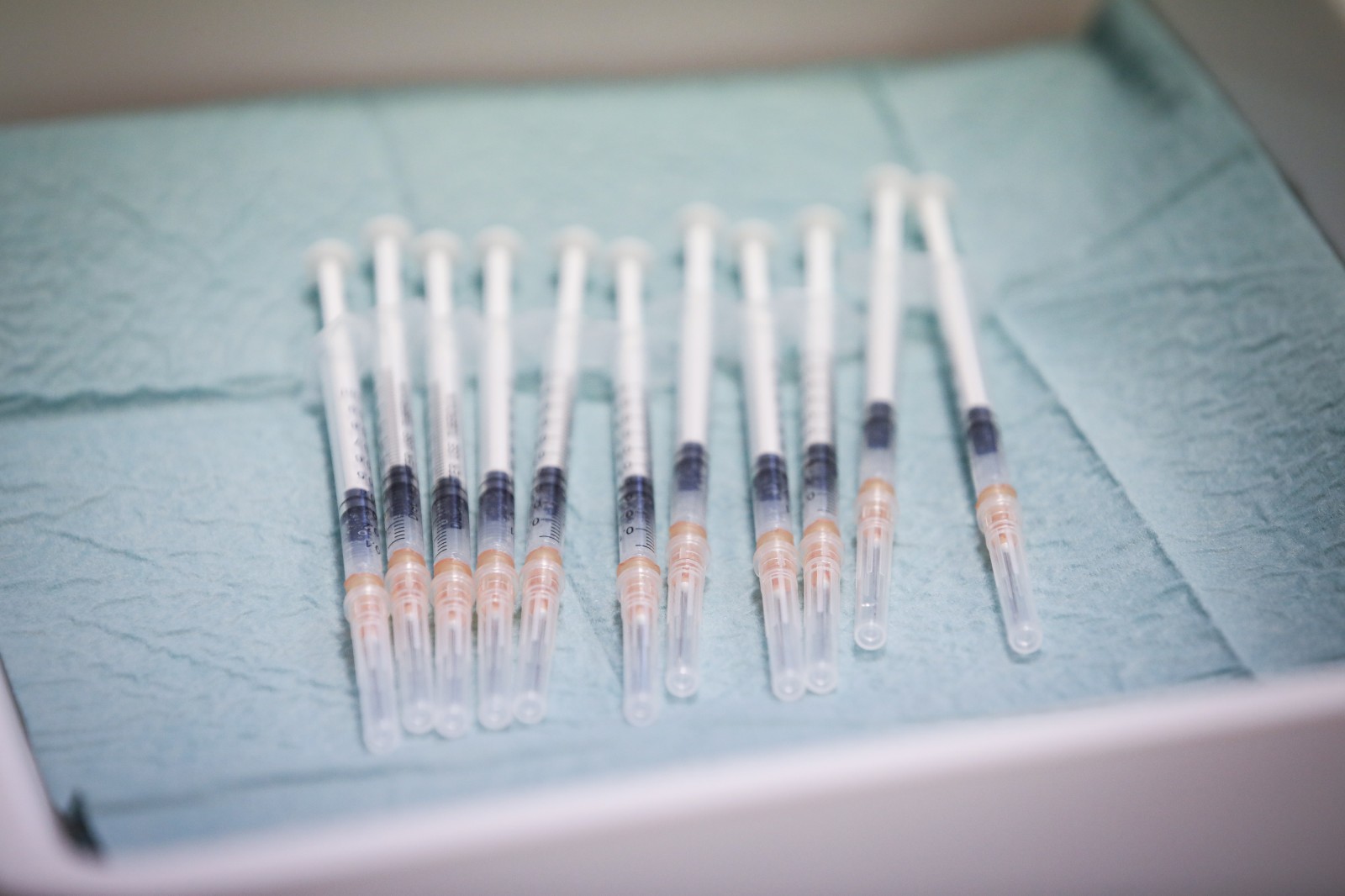 Tudi na Ravnah opažene odvržene igle na javnih površinah