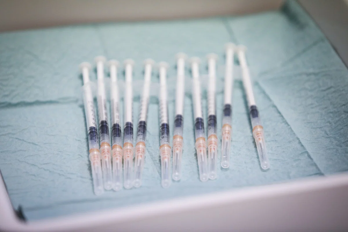 Tudi na Ravnah opažene odvržene igle na javnih površinah