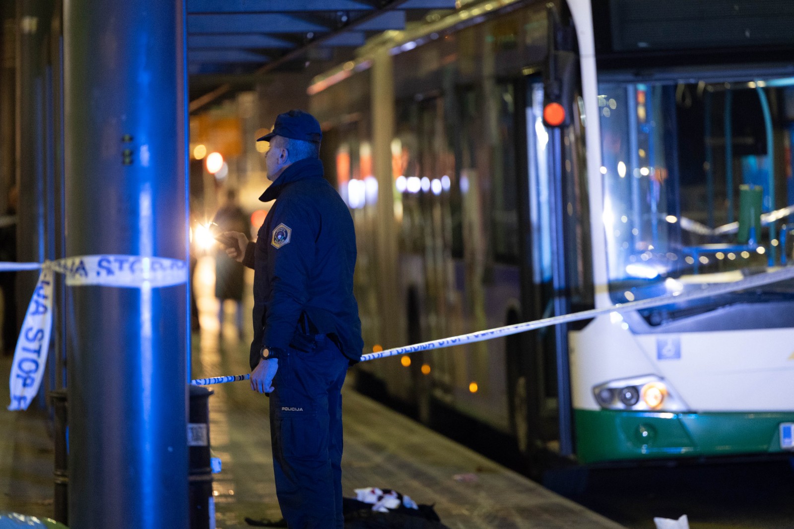 Policisti prijeli 37-letnega osumljenca napada, voznik avtobusa še vedno življenjsko ogrožen