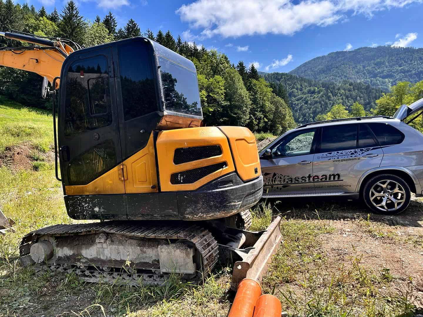 V Mežici ukraden bager - lastniki prosijo za pomoč