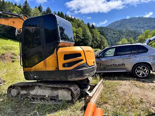 V Mežici ukraden bager - lastniki prosijo za pomoč