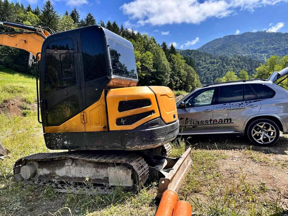 V Mežici ukraden bager - lastniki prosijo za pomoč