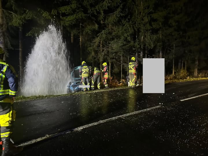 Osebno vozilo trčilo v hidrant na Poljani, posredovalo tudi PGD Prevalje