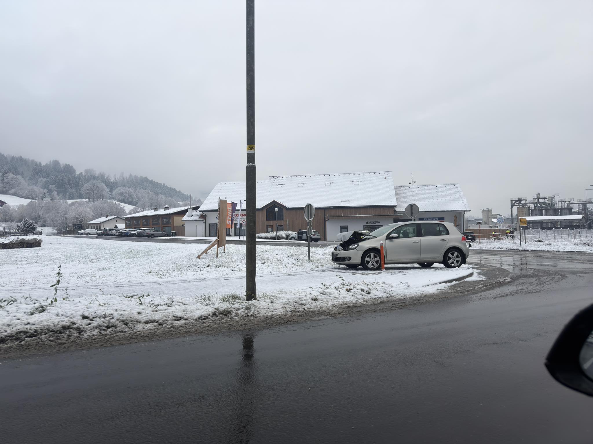 Previdno: Prišlo je do prometne nesreče pri industrijski coni Šentjanž