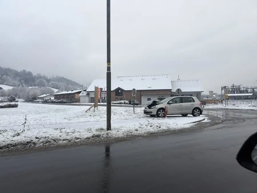 Previdno: Prišlo je do prometne nesreče pri industrijski coni Šentjanž