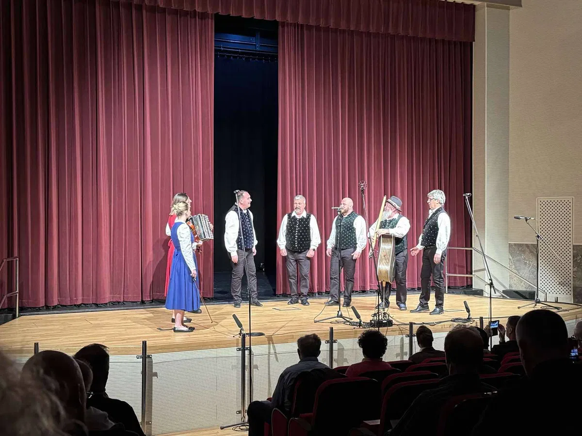 Vaški pobi odlično nastopili na državni pevski reviji