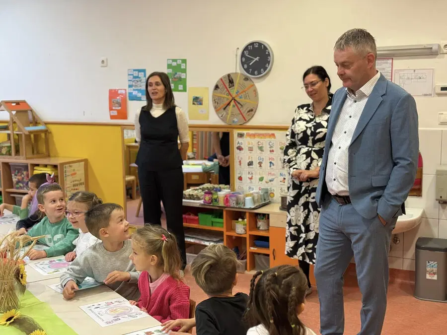 Župan Klugler se je pridružil otrokom v vrtcu ob tradicionalnem slovenskem zajtrku