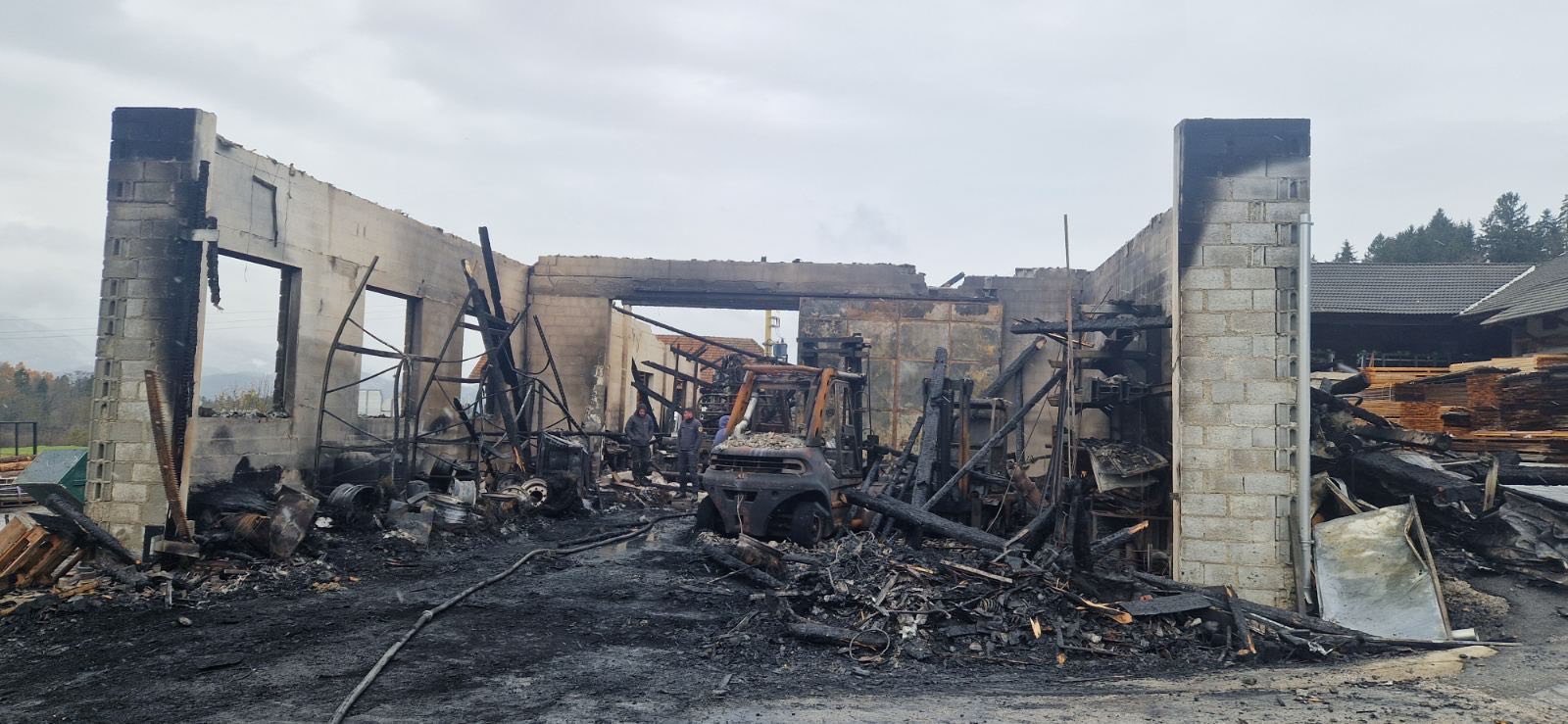 Požar v celoti uničil skladišče žage Mulec, RK Mežiške doline zbira sredstva za pomoč prizadetim (FOTO)