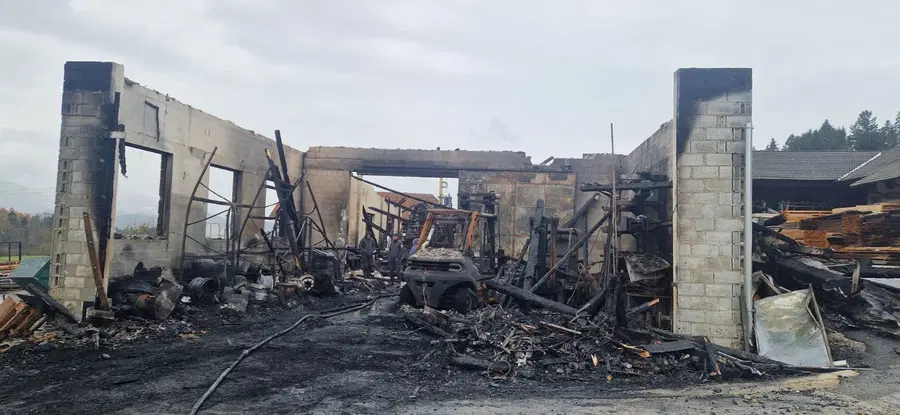Požar v celoti uničil skladišče žage Mulec, RK Mežiške doline zbira sredstva za pomoč prizadetim (FOTO)