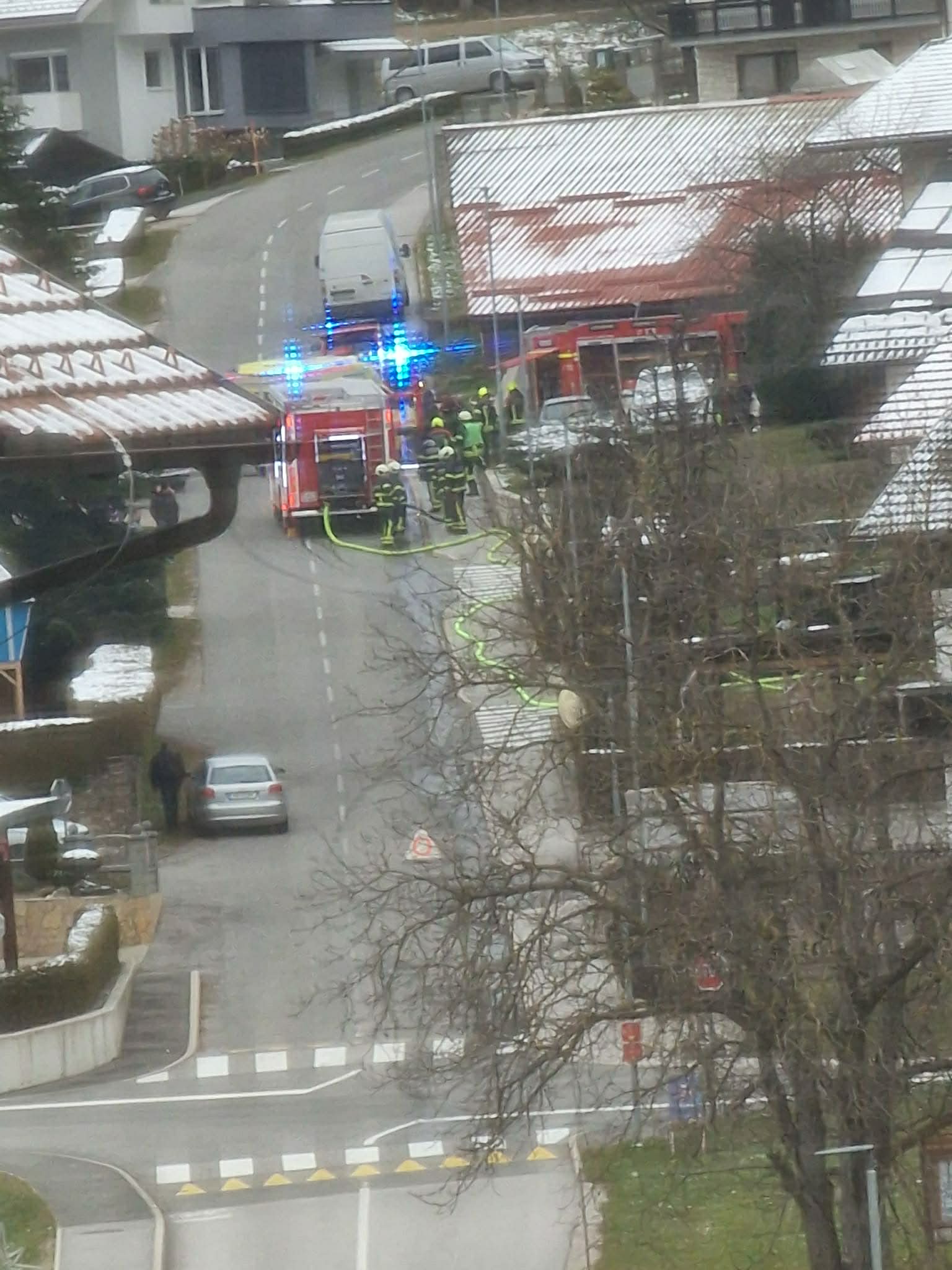 Gasilci treh PGD v Mislinji pravkar posredujejo na požaru hiše