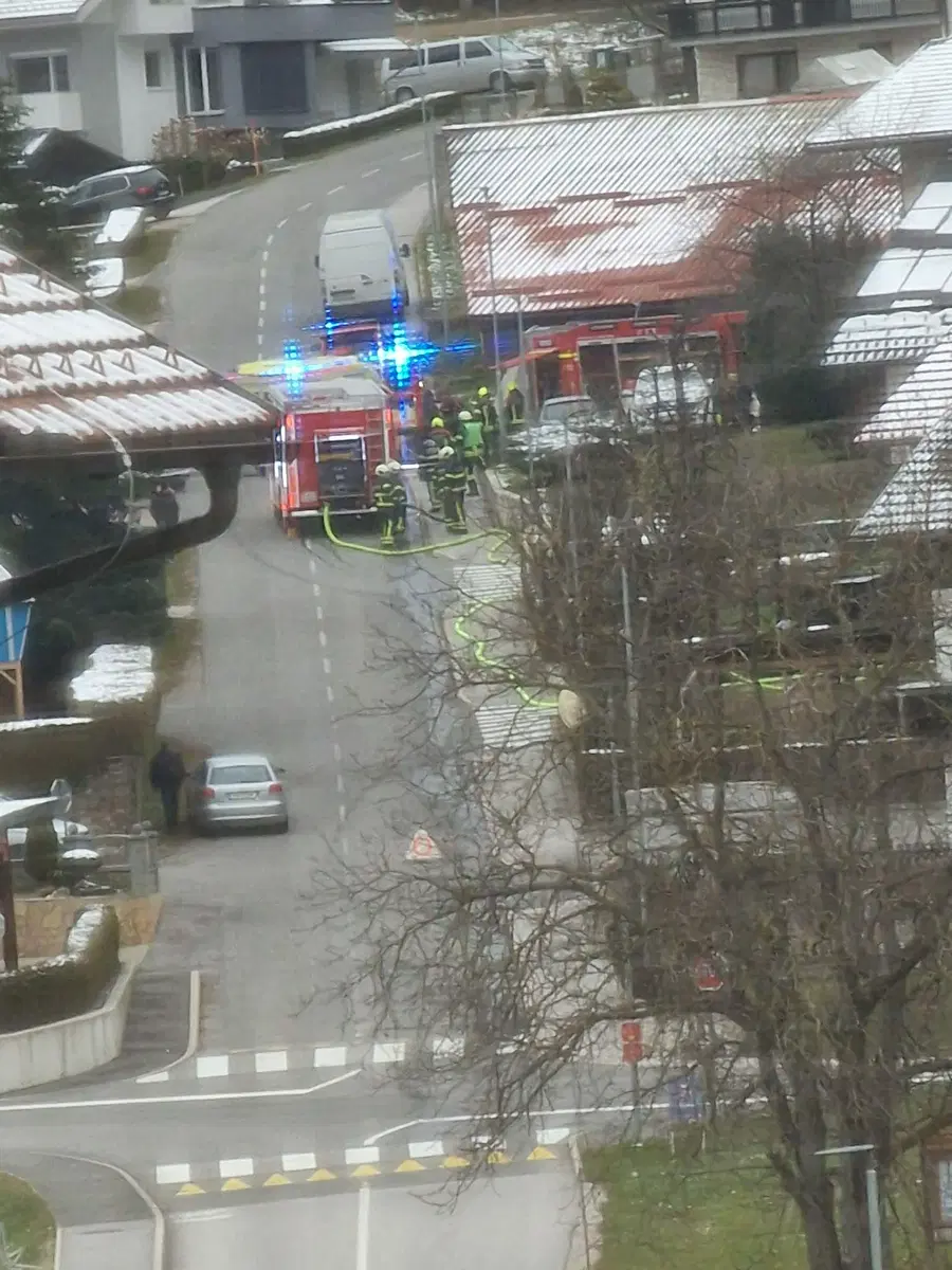 Gasilci treh PGD v Mislinji pravkar posredujejo na požaru hiše