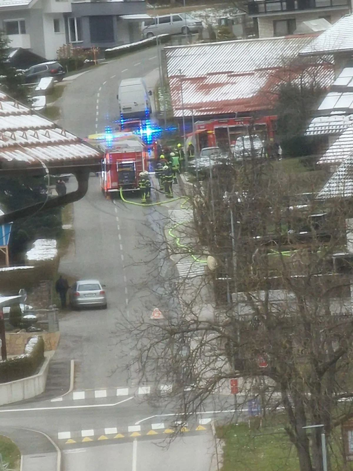 Gasilci treh PGD v Mislinji pravkar posredujejo na požaru hiše