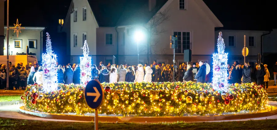 FOTO: V Slovenj Gradcu z večernim prižigom prve adventne svečke vstopili v najbolj čaroben čas leta