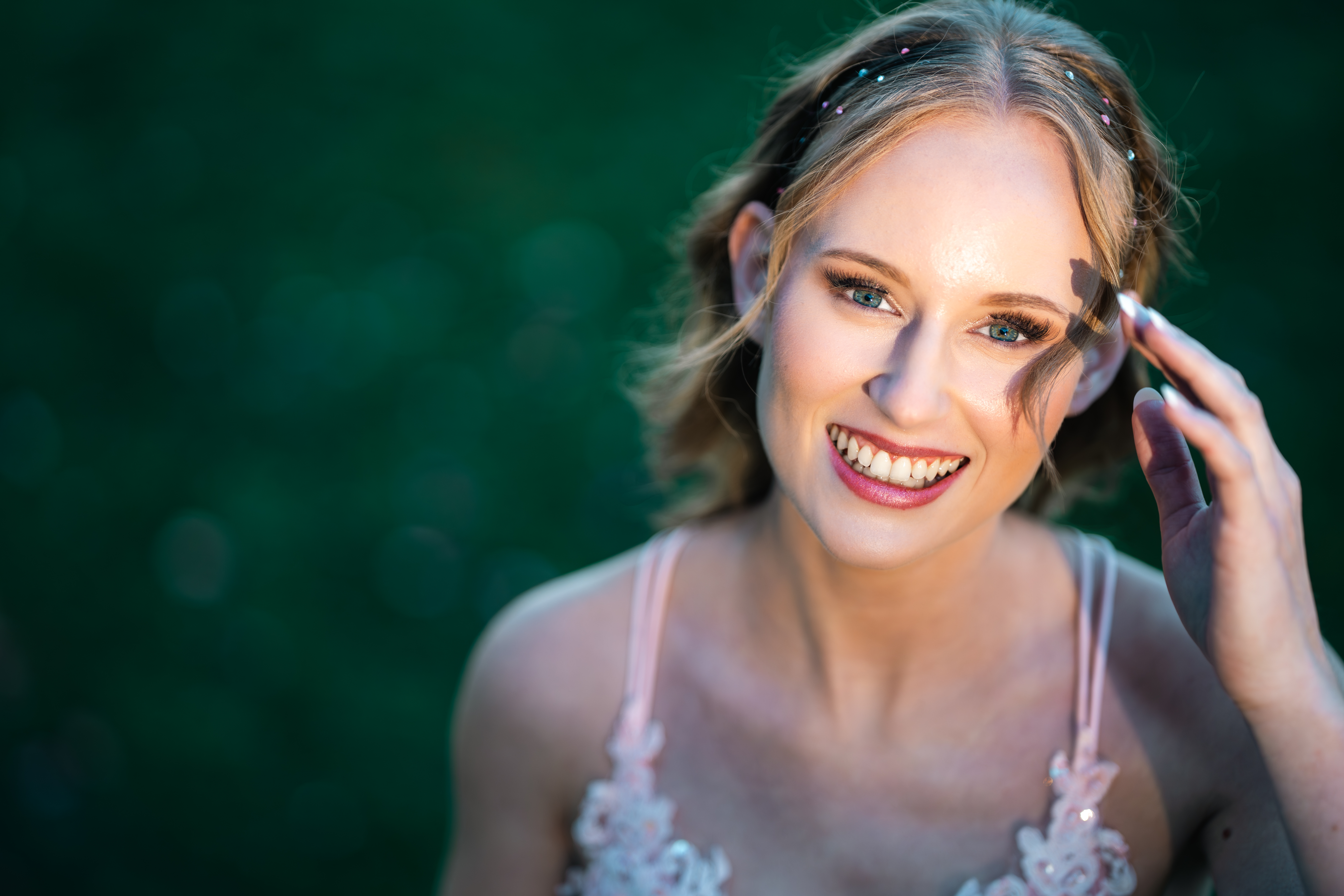 VIDEO: Anja Krivec v glasbeni svet poslala prvi romantični cover z naslovom "Poročni mix"