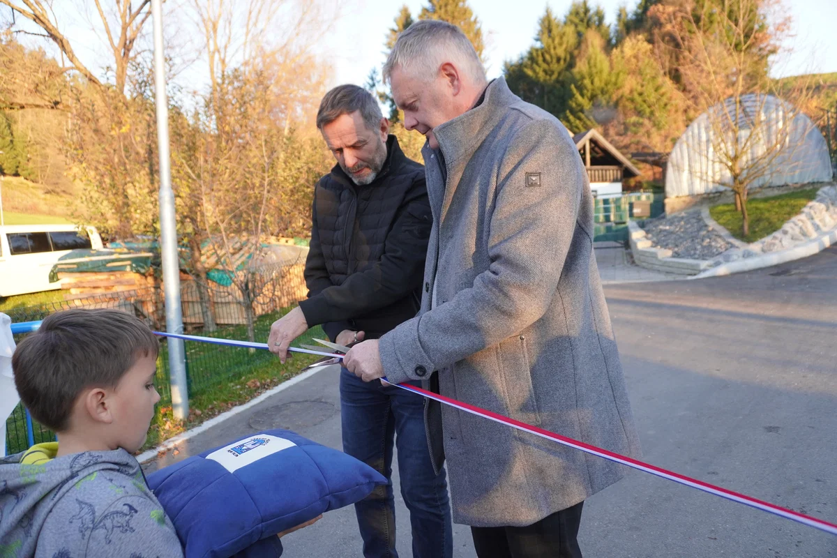 FOTO: Otvorili sanirano cesto na Legnu, ki sta jo v ujmi 2023 poškodovala dva plazova