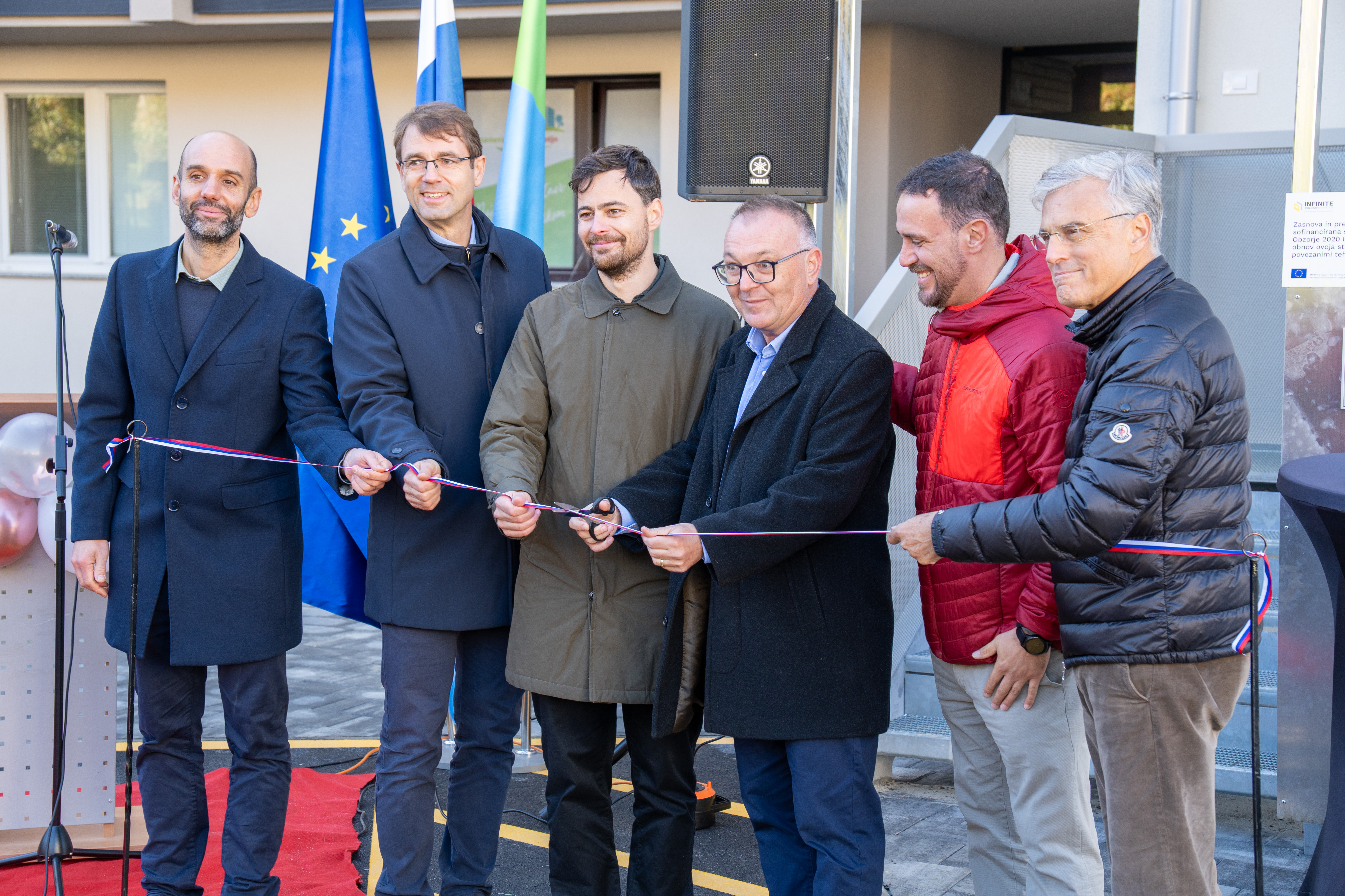 VIDEO in FOTO: Na Ravnah predstavili prvi primer najbolj napredne prenove stavb pri nas