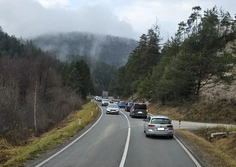 Pod mislinjskim klancem obstalo tovoro vozilo, previdno, da ne pride do naleta