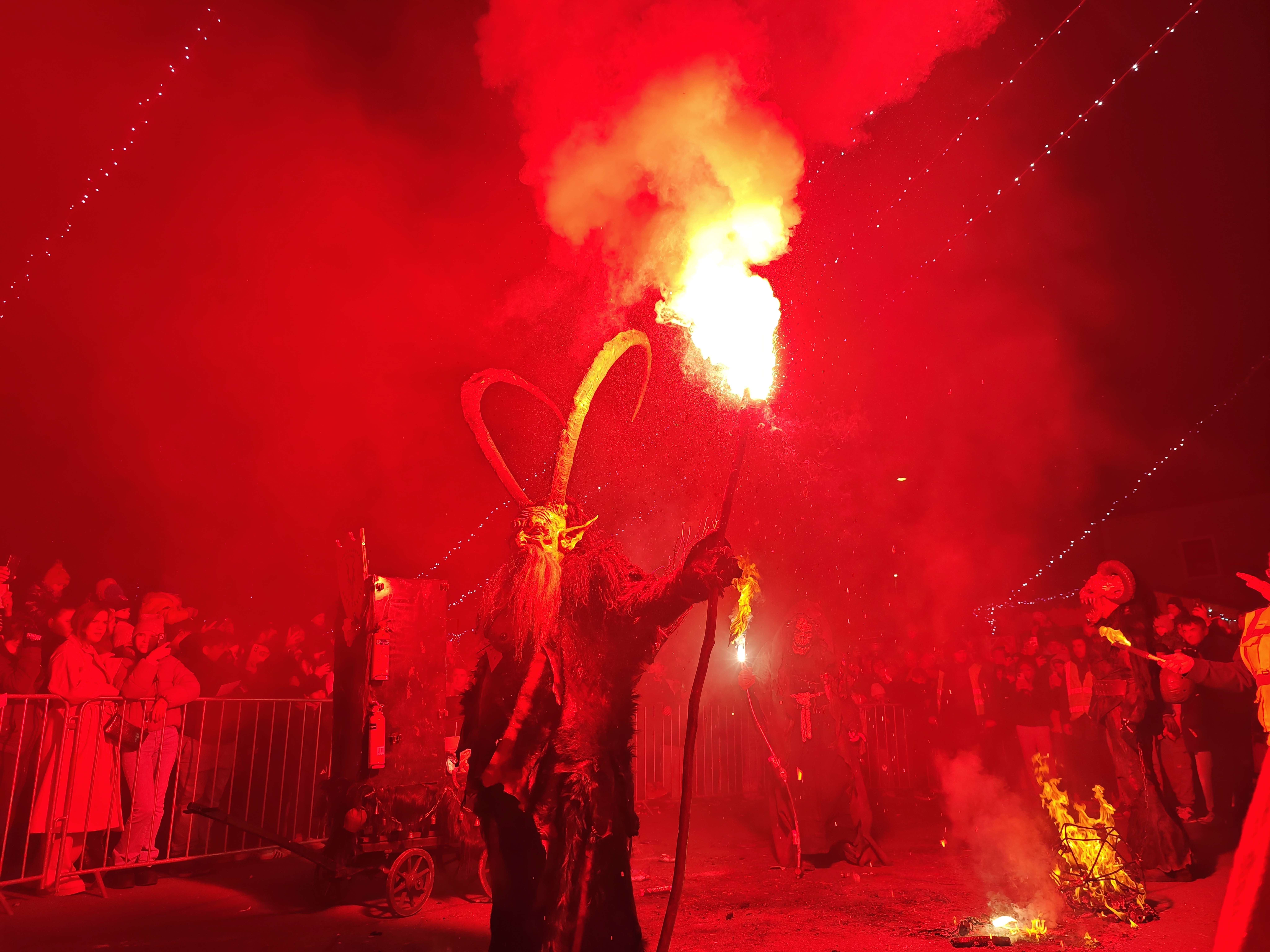 (FOTO) Krampusi nikogar niso odnesli, so pa pozdravili Čarobni december na Ravnah