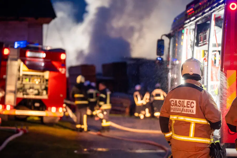 VIDEO in FOTO: Izjemno obsežen požar na Legnu uničil objekt pri žagi Mulec, škoda je ogromna