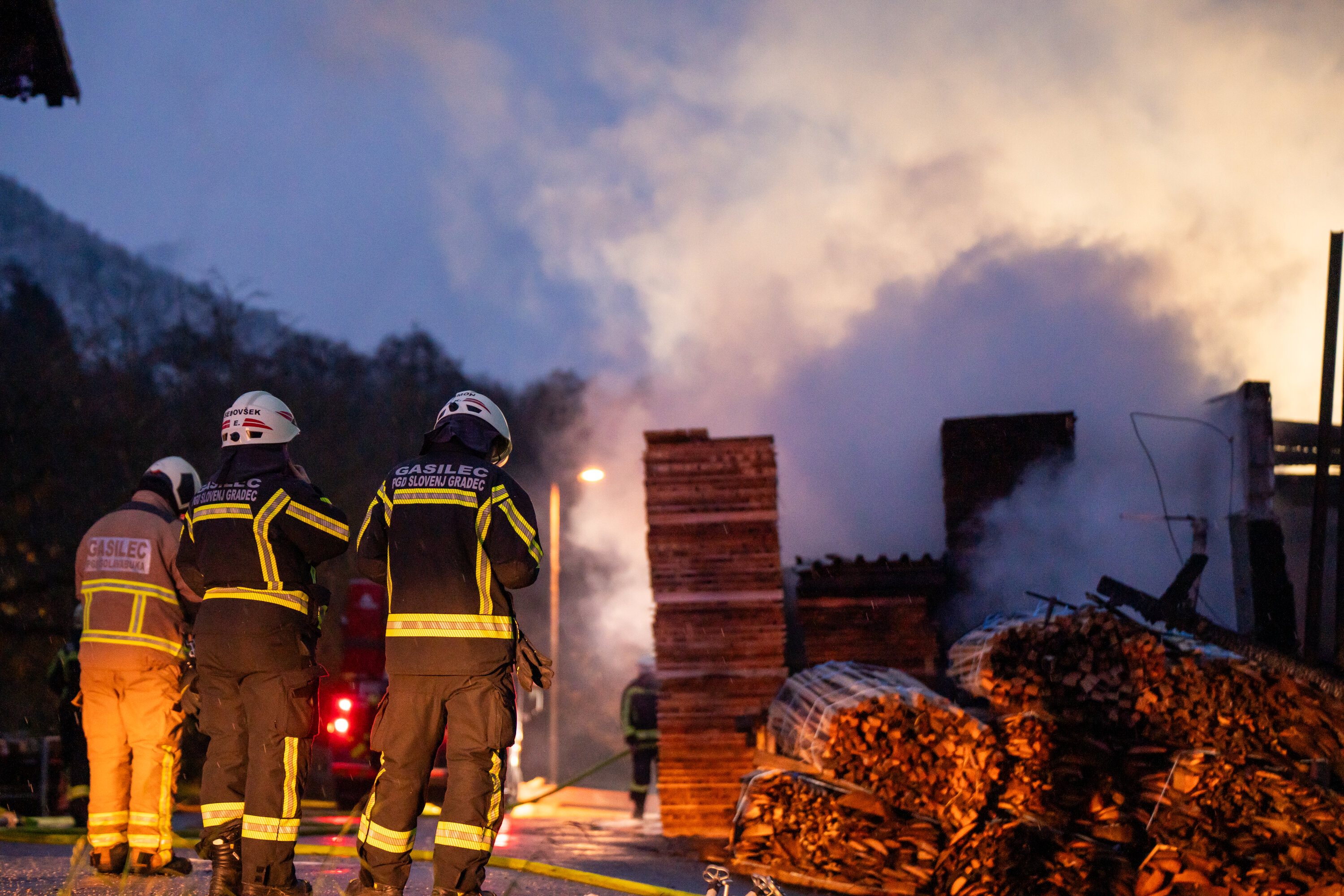 Požar na Legnu v celoti uničil gospodarsko poslopje, gasilci še vedno na kraju dogodka