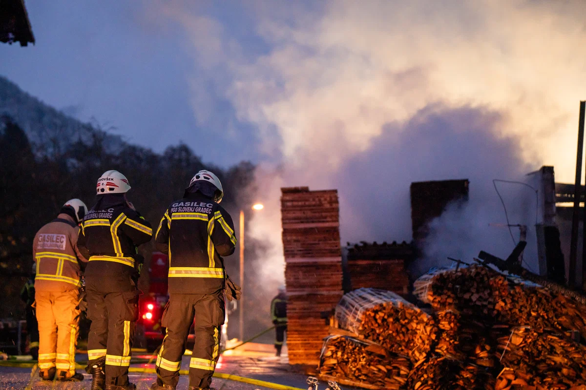 Požar na Legnu v celoti uničil gospodarsko poslopje, gasilci še vedno na kraju dogodka