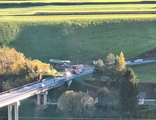 Previdno, do prometne nesreče je prišlo na Trbonjskem mostu