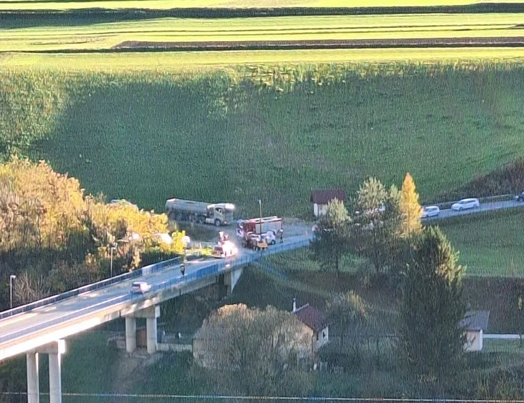 Previdno, do prometne nesreče je prišlo na Trbonjskem mostu