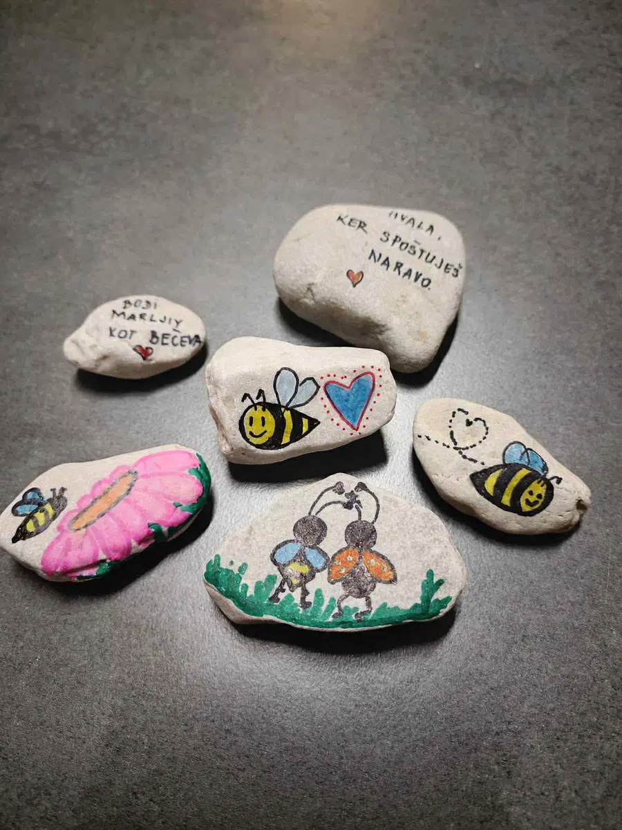 Čebelarsko društvo Bečeva z drobnimi pozornostmi za obiskovalce