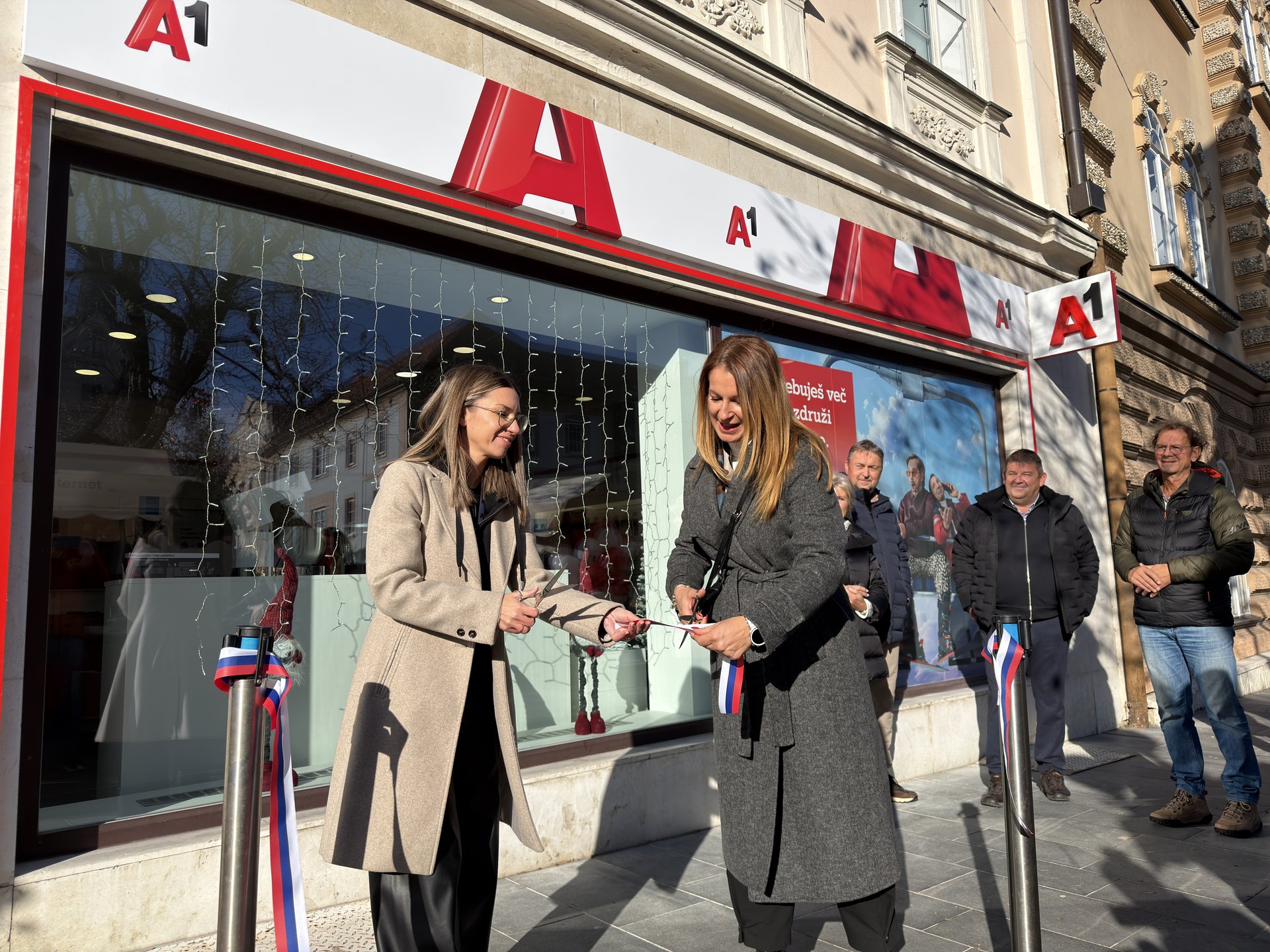 (VIDEO in FOTO) Zgodba zaupanja in skupne rasti: V Slovenj Gradcu vrata odprla nova poslovalnica A1