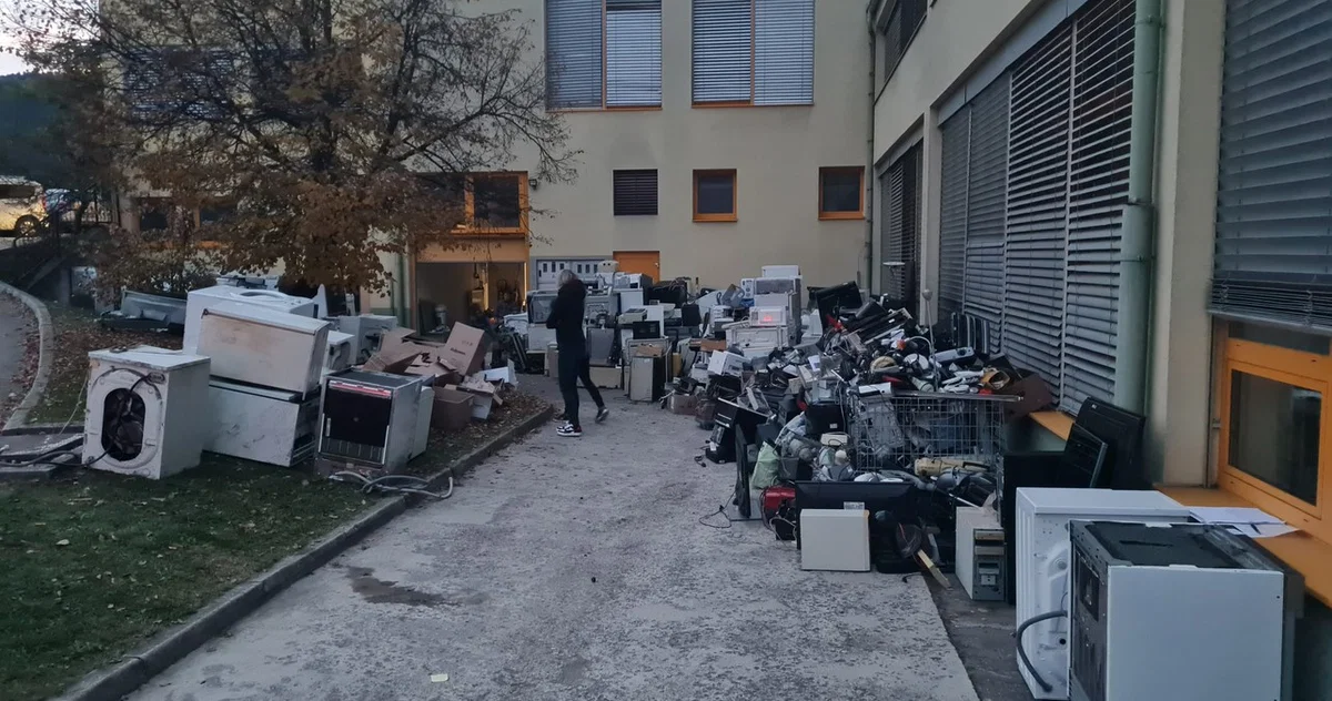 Dravograjski osnovnošolci zbrali največ e-odpadkov na učenca, tudi njih bo obiskala Nika Zorjan