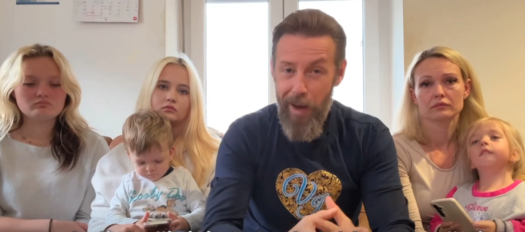 VIDEO: Pomagajte družini deklice s težko redko boleznijo, grozi jim izguba doma