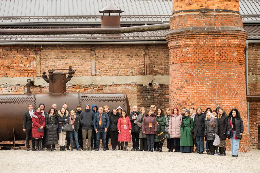 Na mednarodni konferenci na Ravnah začutili utrip preteklosti in vizijo prihodnosti